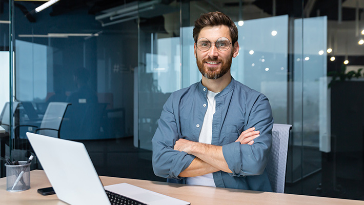 Ein Softwareentwickler konzipiert, entwirft und implementiert Softwarelösungen. Zu den täglichen To-dos gehören Programmieren, Testen, Optimieren von Software, Dokumentationen erstellen und die Zusammenarbeit mit anderen IT-Fachleuten. 