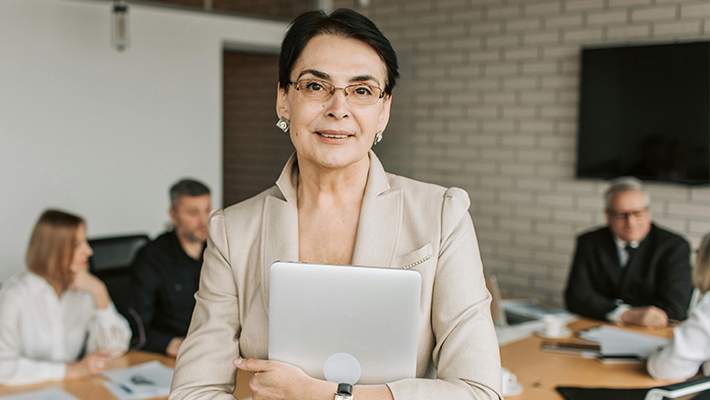 Nach einer erfolgreichen geförderten Weiterbildung ist die Frau in ihrem Traumjob.