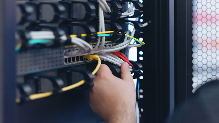 Während sich Fachinformatiker:innen für Anwendungsentwicklung vor allem mit Programmierung und Softwareentwicklung beschäftigen, liegt der Schwerpunkt in der Systemintegration klar auf der technischen Infrastruktur. Als Fachinformatiker:in für Systemintegration arbeitet man eher „hands-on“ mit Hardware, IT-Systemen und Netzwerken.