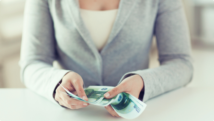 Seit dem 01.07.2023 bekommst du monatlich 150 € zusätzlich zur Übernahme deiner Weiterbildungskosten und deinem Bürgergeld bzw. Arbeitslosengeld – automatisch, anrechnungs- und steuerfrei. Zusätzlich kannst du dir als Umschüler:in die Weiterbildungsprämie von bis zu 2.500 € sichern.